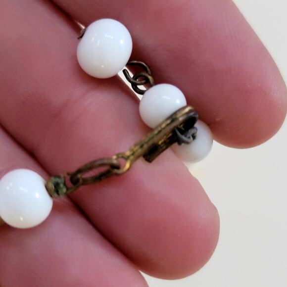 Vintage White Beaded Necklace Classic Round Beads with Brass Clasp Retro Jewelry - Picture 4 of 10